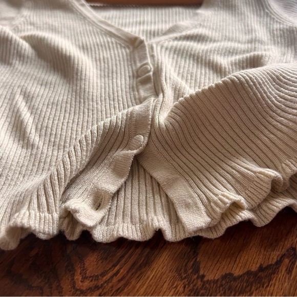 Abercrombie & Fitch cropped short sleeve button down ruffle hem sweater- xs - Picture 10 of 12